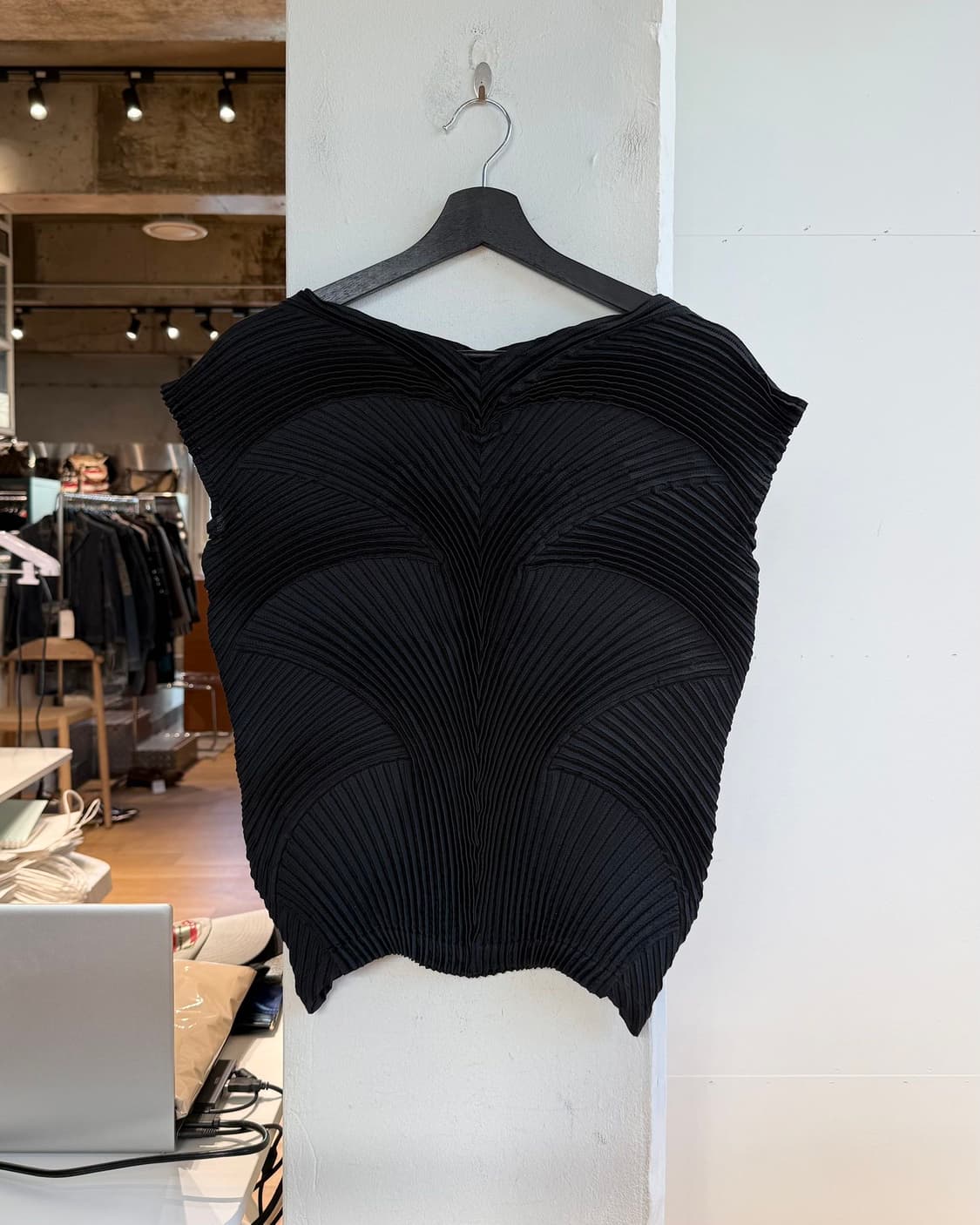 이세이미야케 블랙 링컬 슬리브리스  상품이미지2