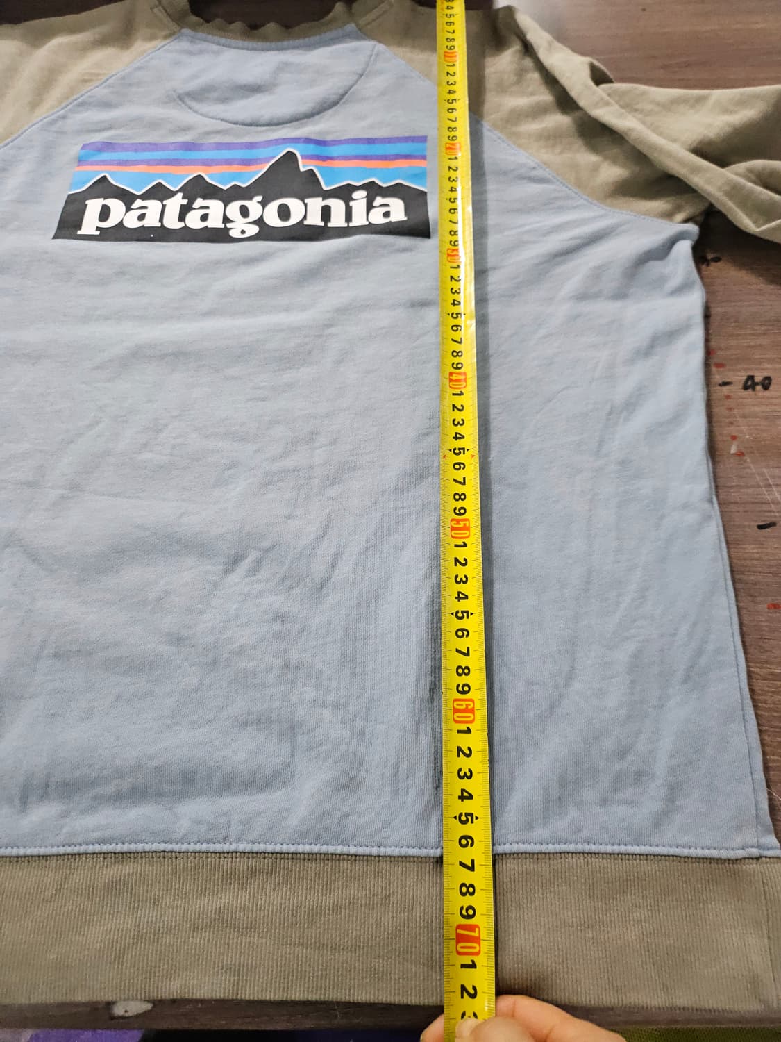 파타고니아 스모크블루 카키배색백프린팅 맨투맨 L 상품이미지10