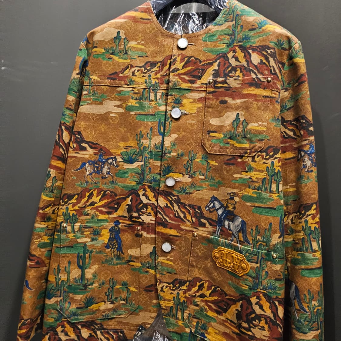 루이비통 웨스턴 컬렉션 카모플라쥬 퍼렐 카라리스 자켓 상품이미지6