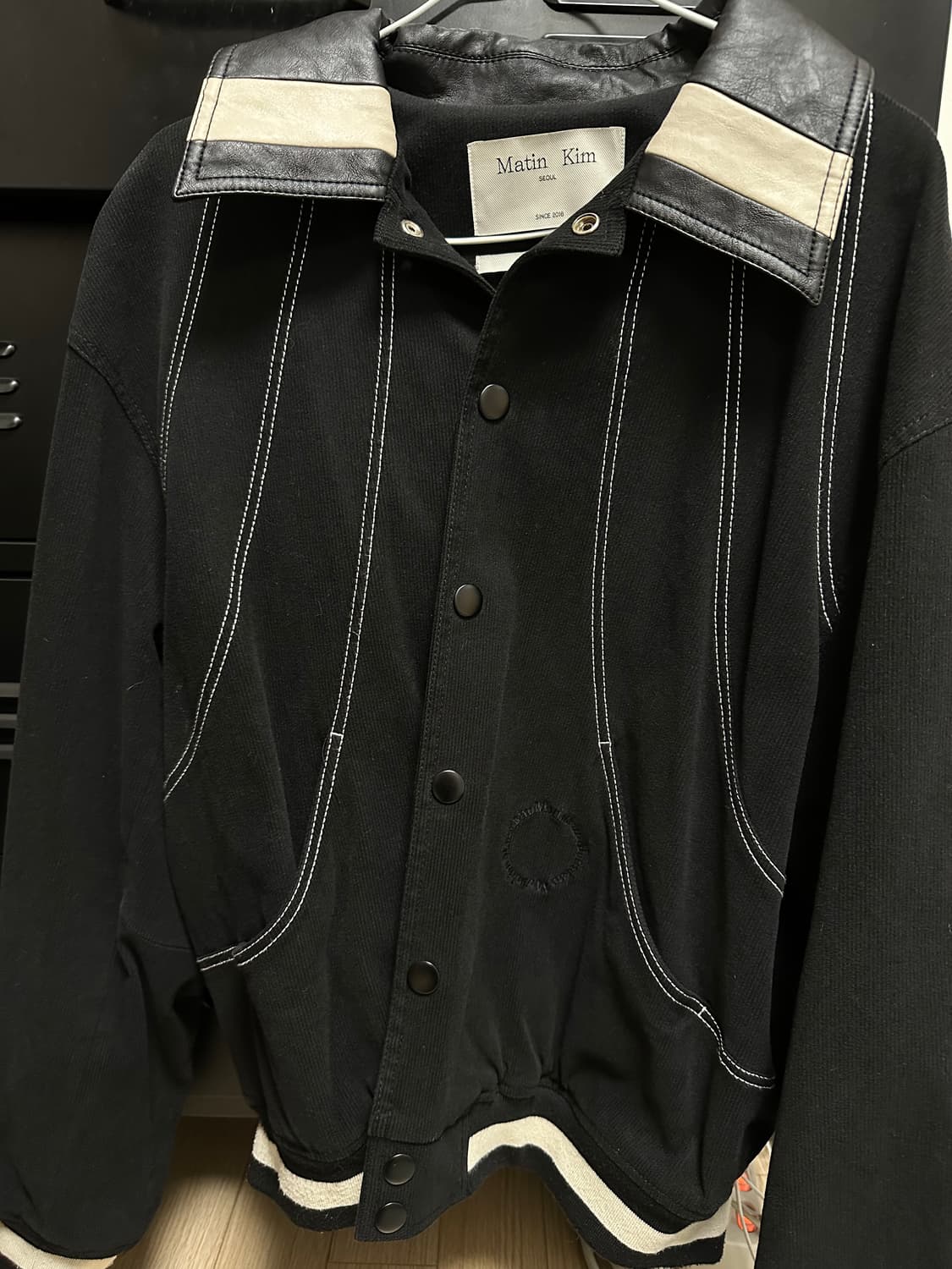 마뗑킴 라운드 스티치 바시티 점퍼 인 블랙 (공용) 상품이미지2