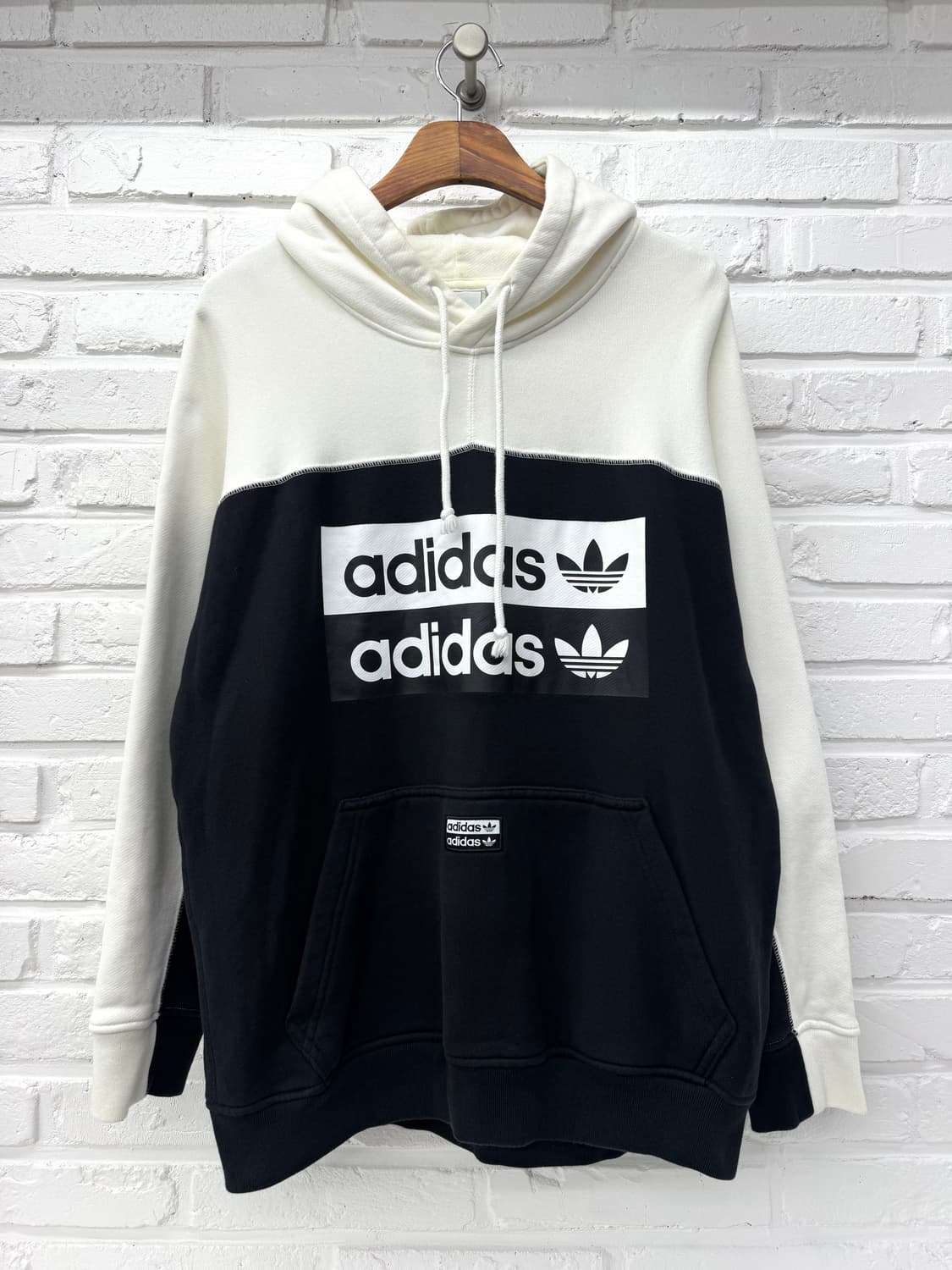 아디다스 블랙 화이트 후드티 상품이미지3