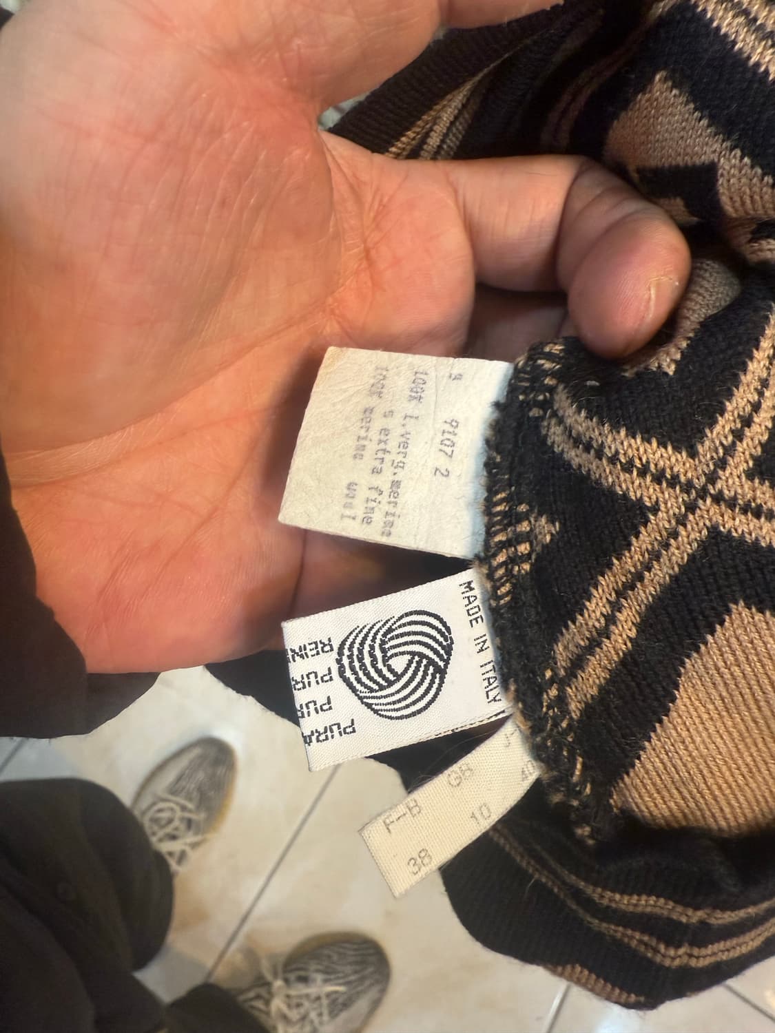 40/55-66 정품 펜디 주카 니트 팝니다 상품이미지3