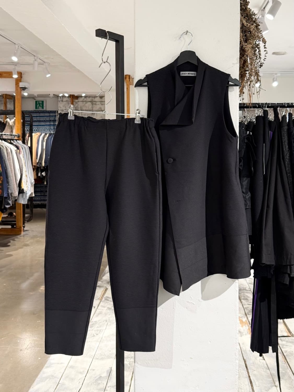 이세이미야케 블랙 립 패널 베스트 팬츠 셋업 상품이미지1