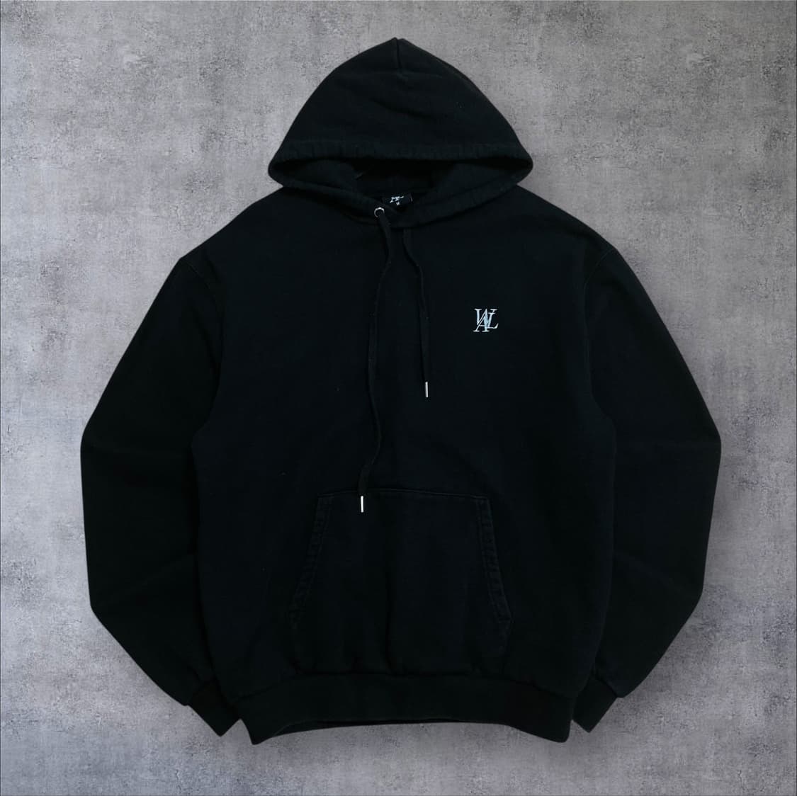 우알롱 스몰 로고 블랙 미니멀 후드티 상품이미지1