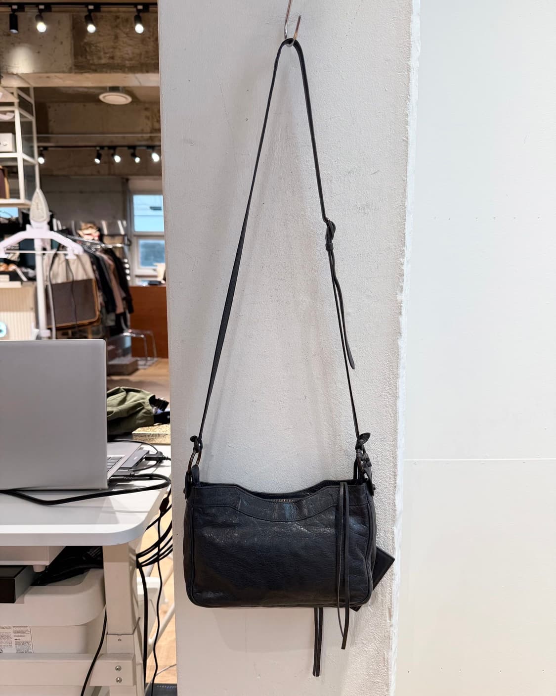 발렌시아가 차콜 모터 크로스백 상품이미지5