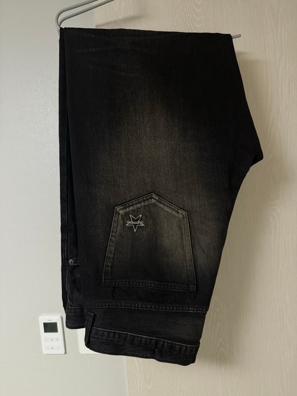 슈프림 디스트레스드 루즈 핏 셀비지 진 워시드 블랙 - 25SS 38 상품이미지3