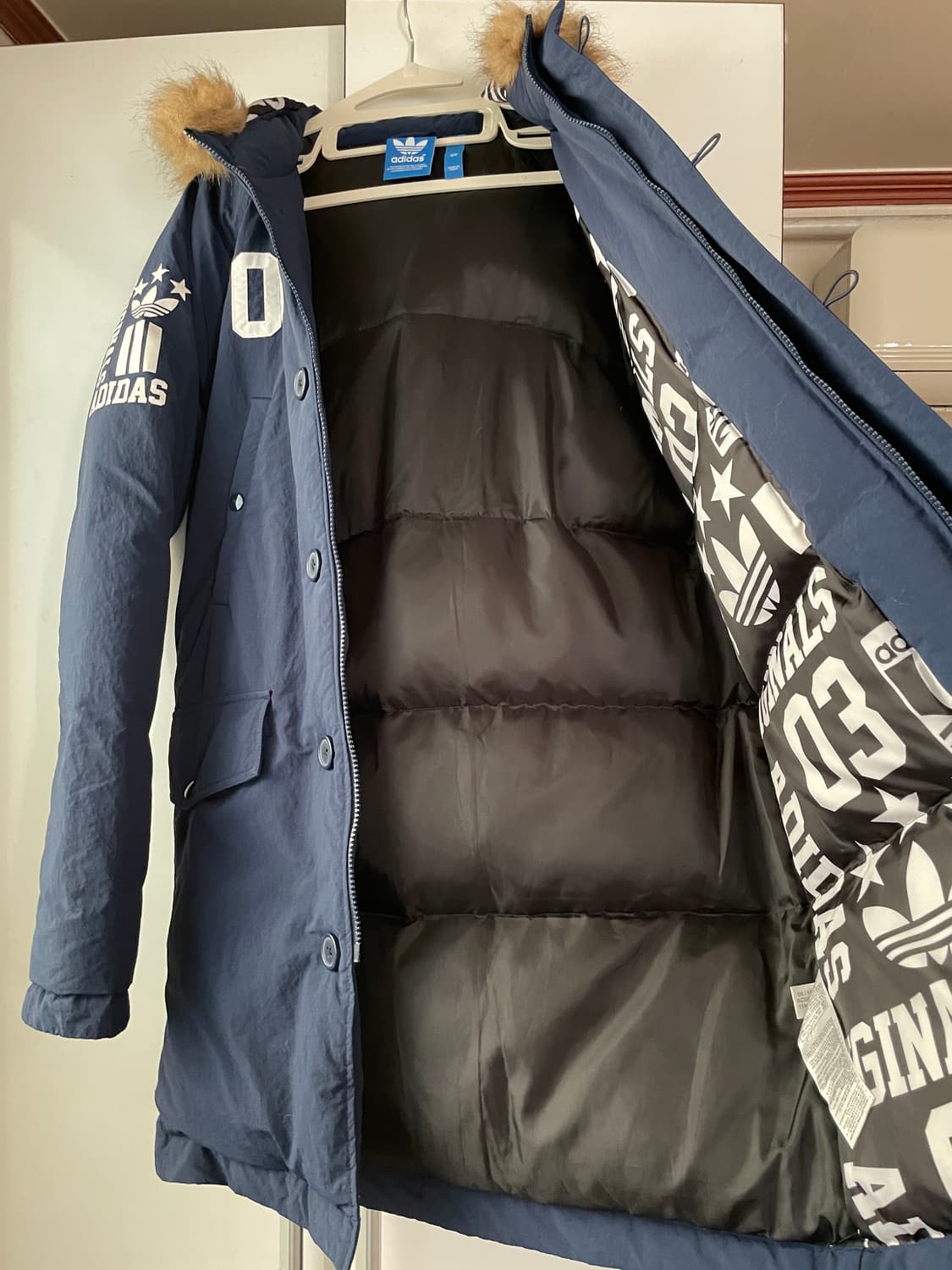 아디다스 배지 덕다운 패딩 남녀공용 상품이미지3
