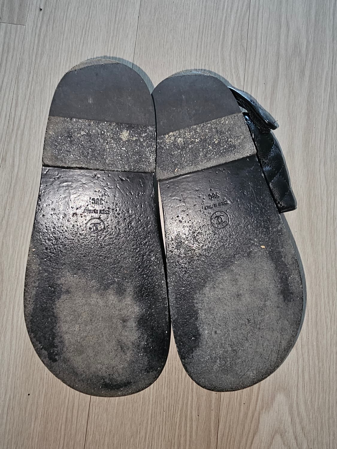 샤넬 벨크로 퀄팅 가죽 샌들(일부하자) 상품이미지6