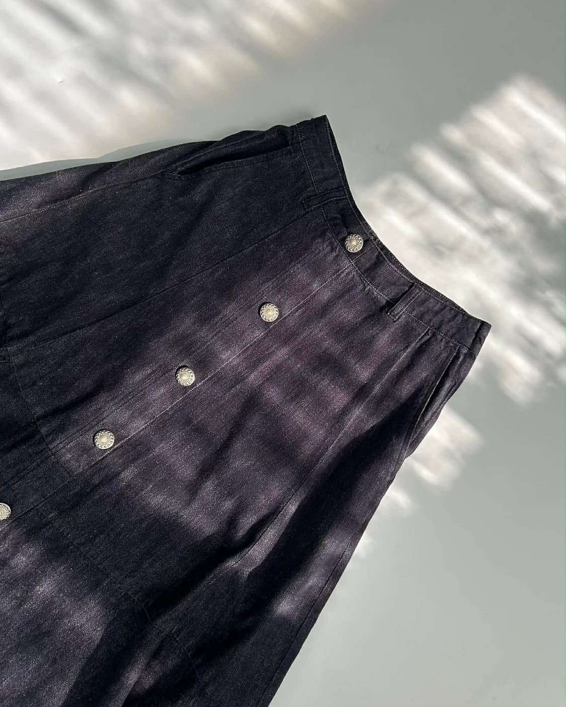 타임 포스트모던 한섬 21년 신형 진주 버튼 플레어 데님 스커트 상품이미지7