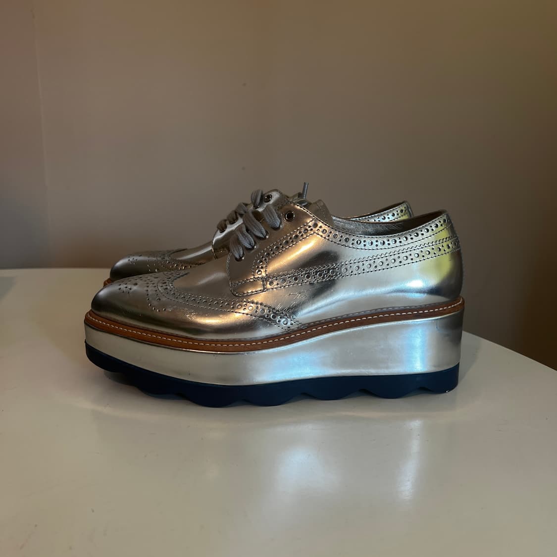 프라다 실버 메탈릭 레더 클리퍼 슈즈 상품이미지2