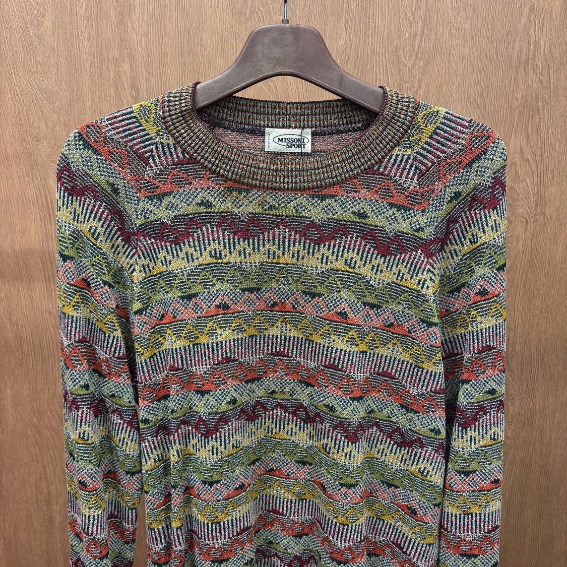 미쏘니 라운드넥 긴팔 니트 멀티 스트라이프 삼각형 패턴 디테일 레인보우 상품이미지4