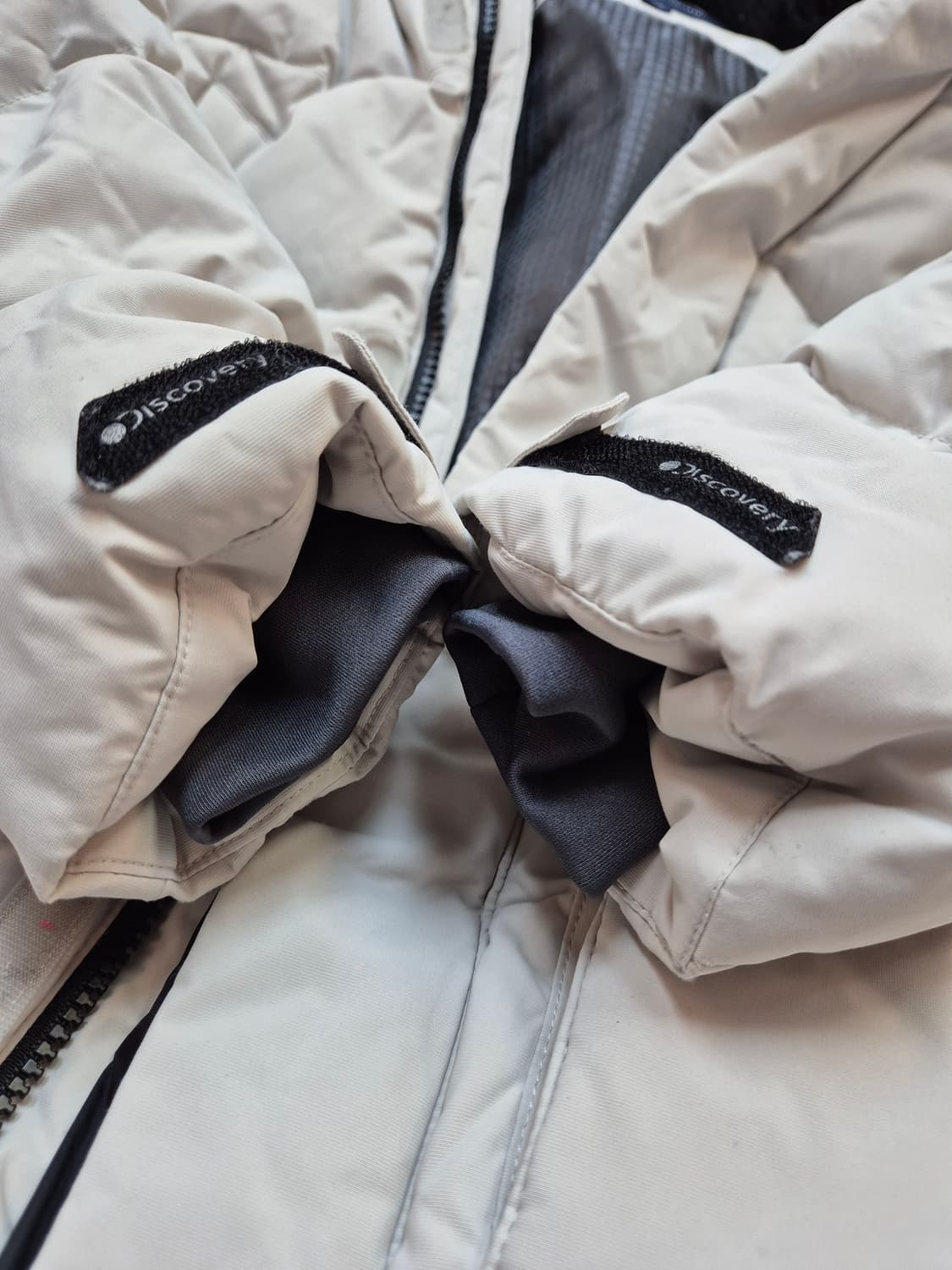 디스커버리 익스페디션 키즈 롱패딩 아이보리 색상입니다. 사이즈는 130입 상품이미지9