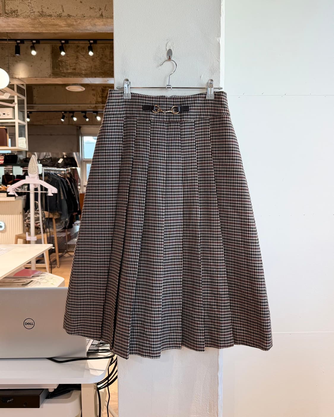 아쿠아스큐텀 브라운 하운드투스 핀턱 미디스커트  상품이미지2