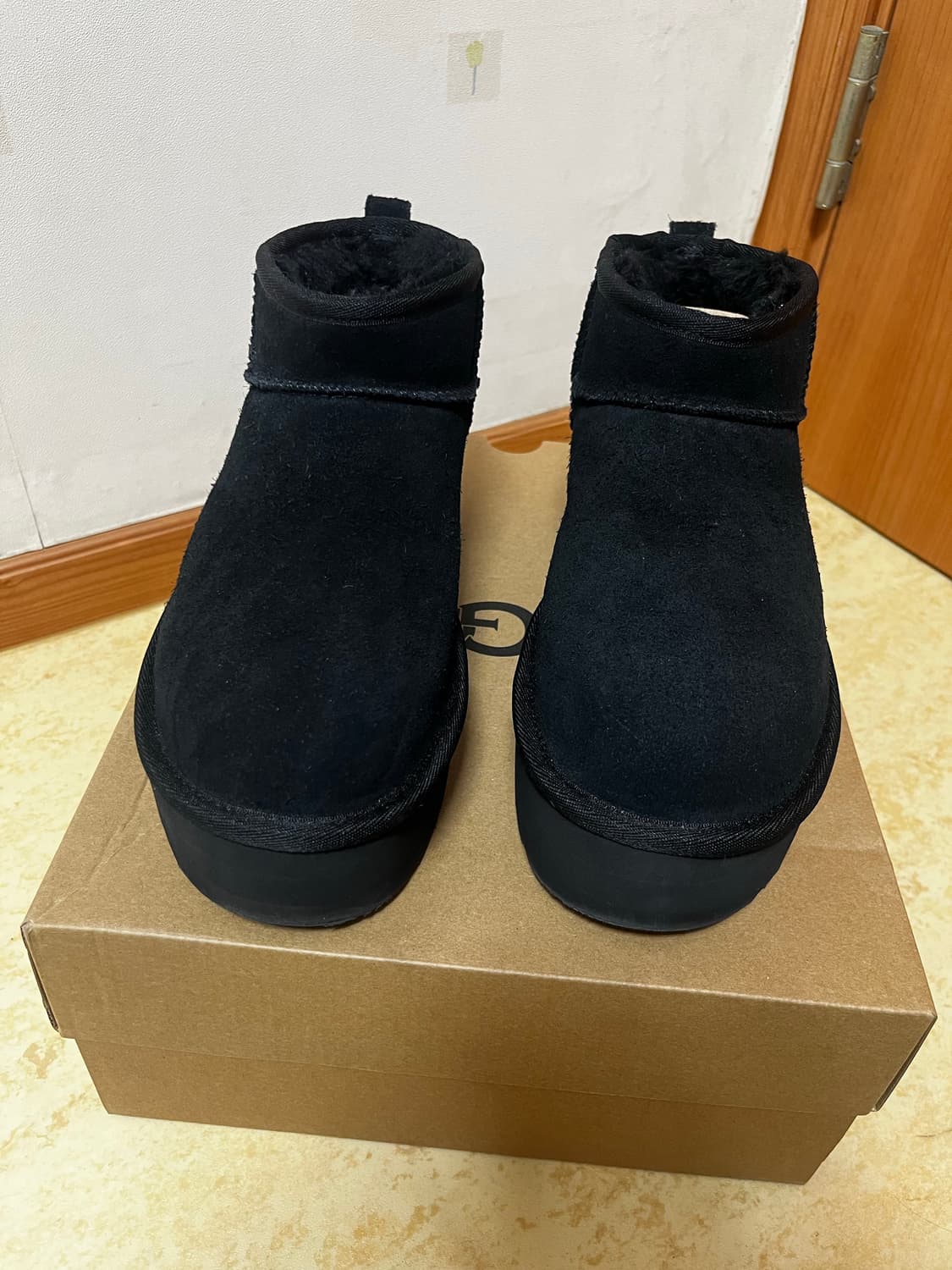 어그 클래식 울트라 미니 플랫폼 블랙 250 상품이미지5