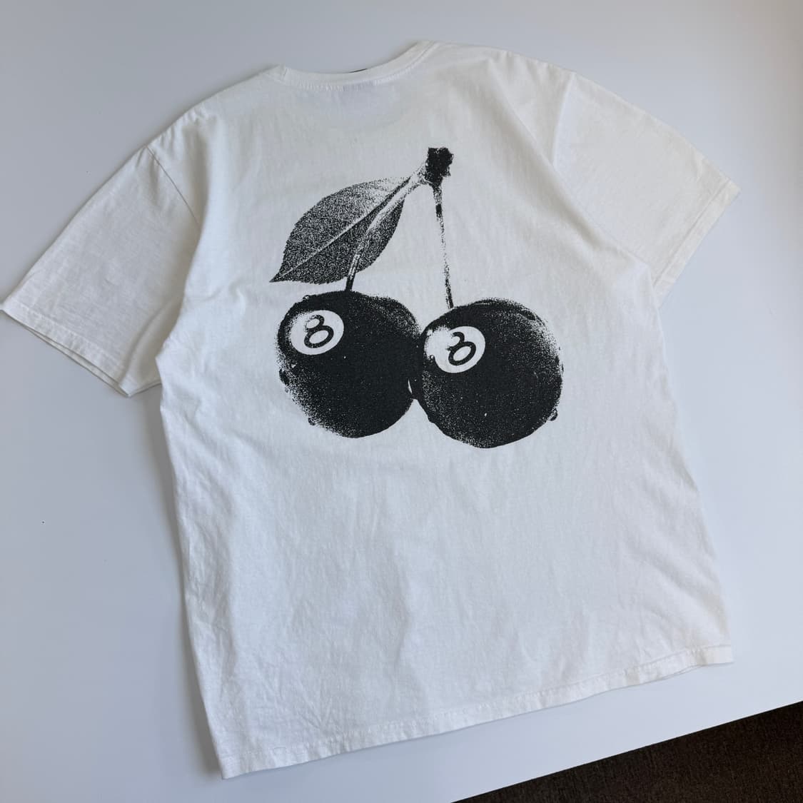 Stussy  스투시 8ball 체리 그래픽 화이트 반팔 티셔츠 상품이미지1