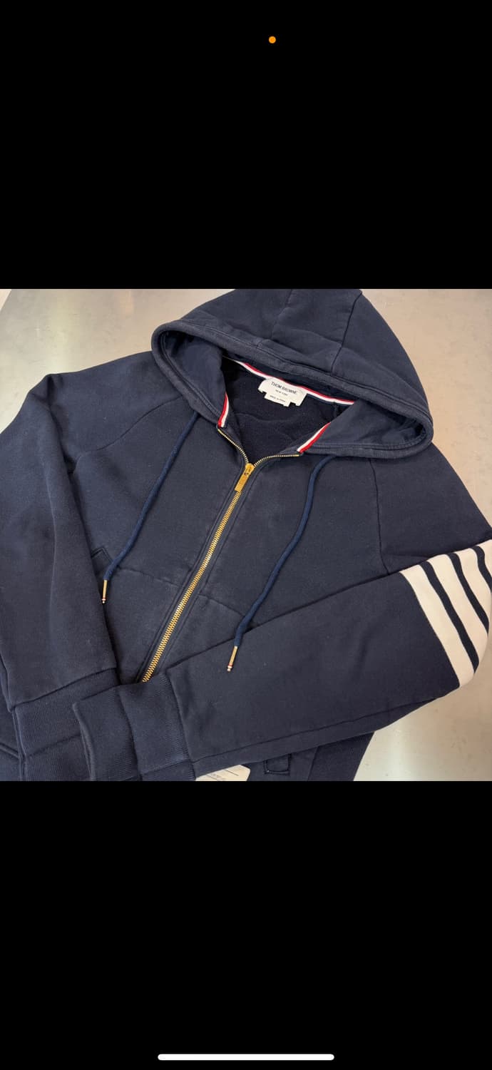 [리오브전포점] 톰브라운 사선 완장 자수 금장 후드집업 상품이미지3