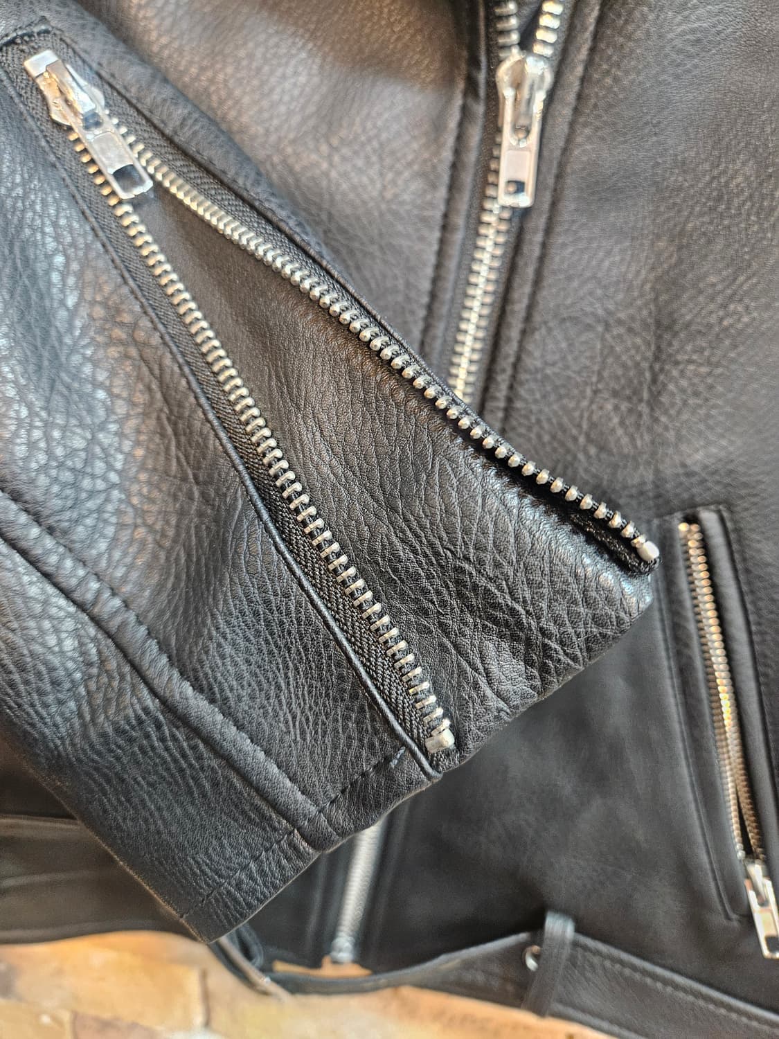 드레스볼륨 블랙 레더 라이더 자켓 상품이미지5