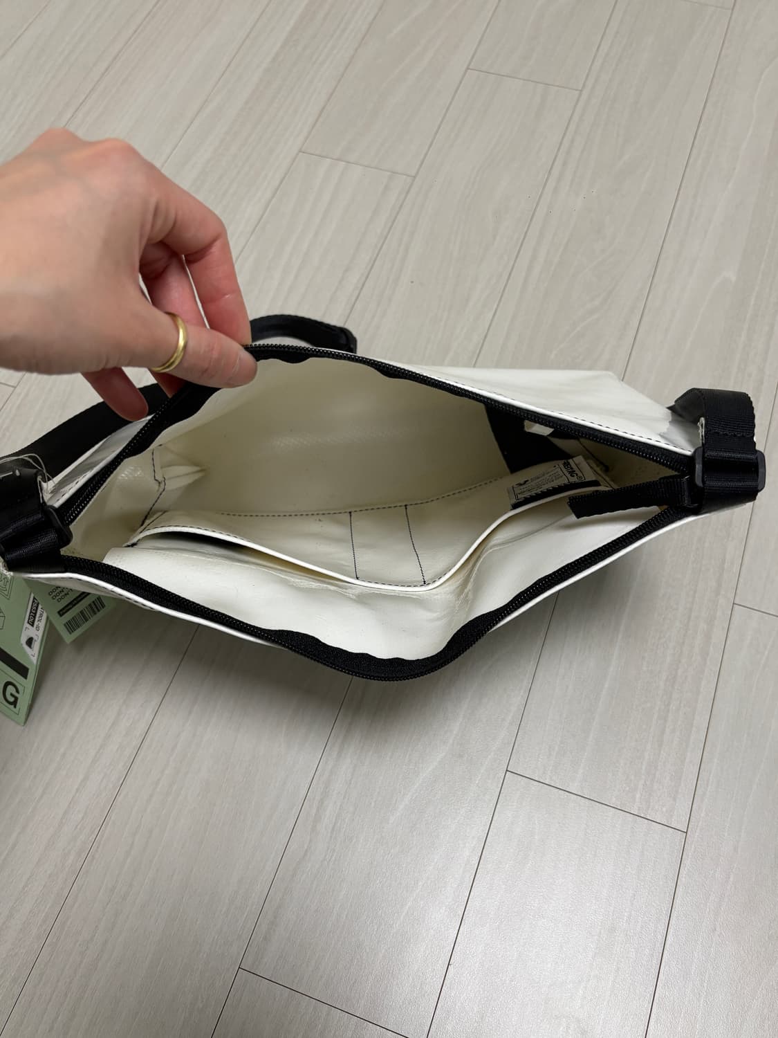 프라이탁 루 F553 LOU 블랙/화이트 상품이미지4