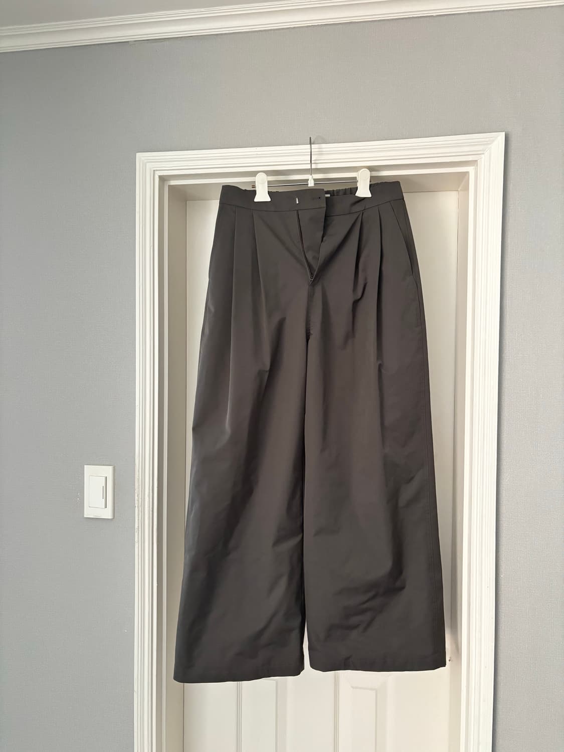 [M] 아모멘토 맨즈 투턱 와이드 팬츠 그레이 24fw 상품이미지1