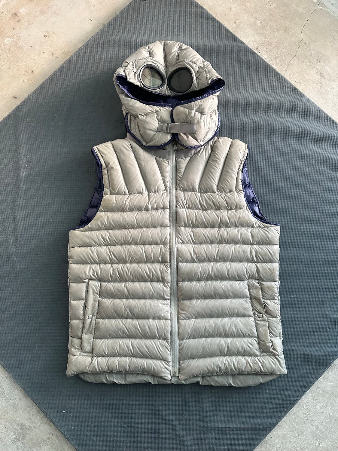 CP컴퍼니 고글 후드 패딩 조끼 90-95 상품이미지1