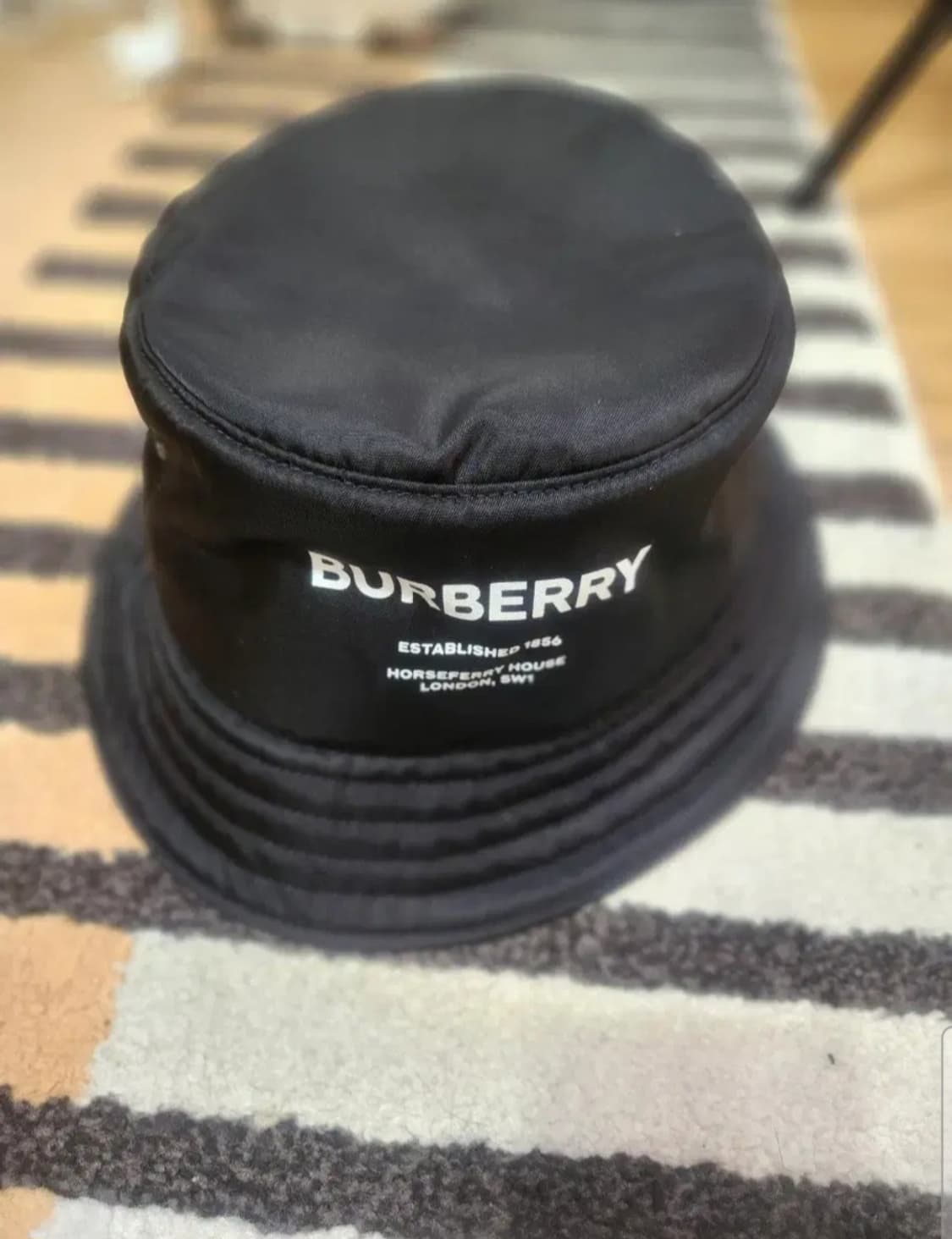 버버리 패디드 호스페리 버킷햇 블랙 상품이미지1