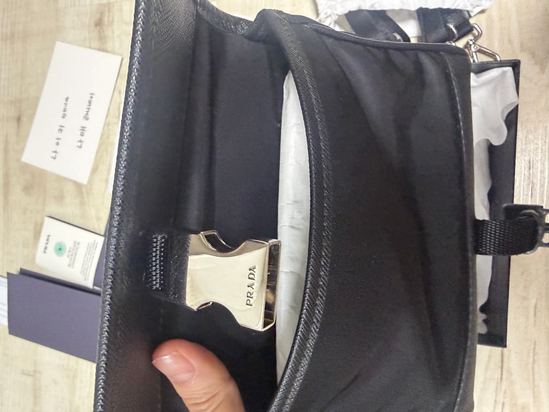 프라다 리나일론 앤 사피아노 레더 스마트폰 케이스 블랙 상품이미지3