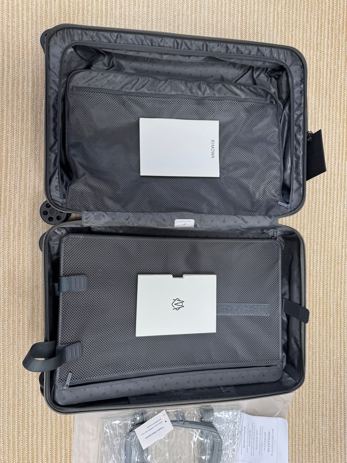 리모와(RIMOWA) 에센셜 체크인 M 캐리어 그레이색상 상품이미지8