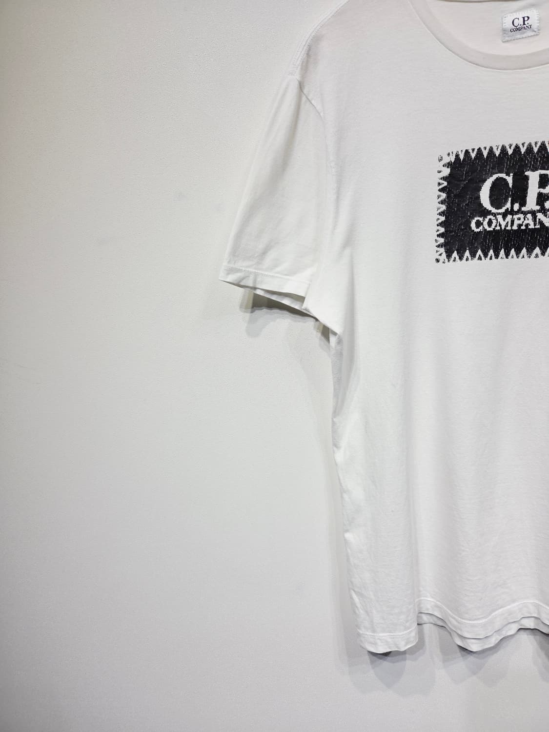 씨피컴퍼니(C.P. COMPANY) 스티치 로고 화이트 반팔 티셔츠 상품이미지4