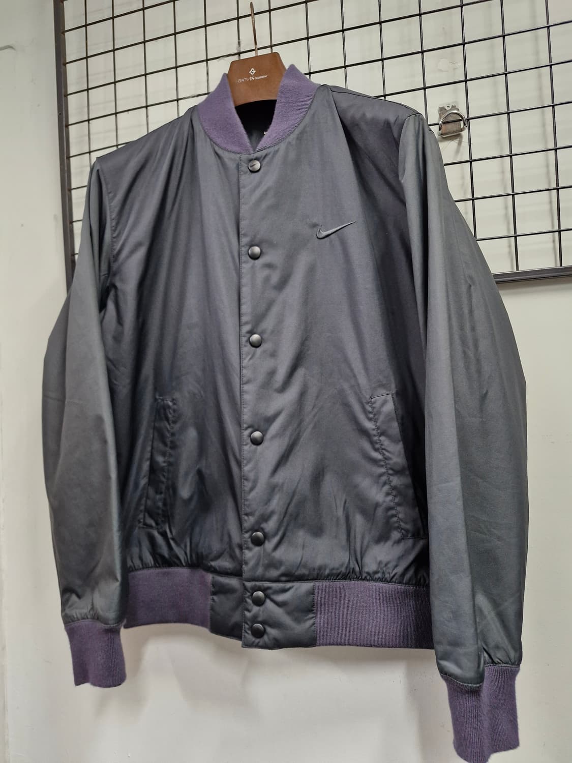 100L 나이키 솔로스우시 블랙 봄버 자켓. 상품이미지3