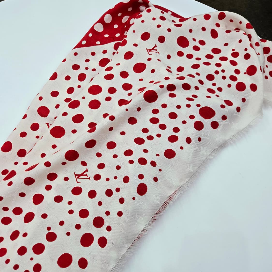 루이비통 쿠사마야요이 모노그램 자이언트 숄 머플러 상품이미지4