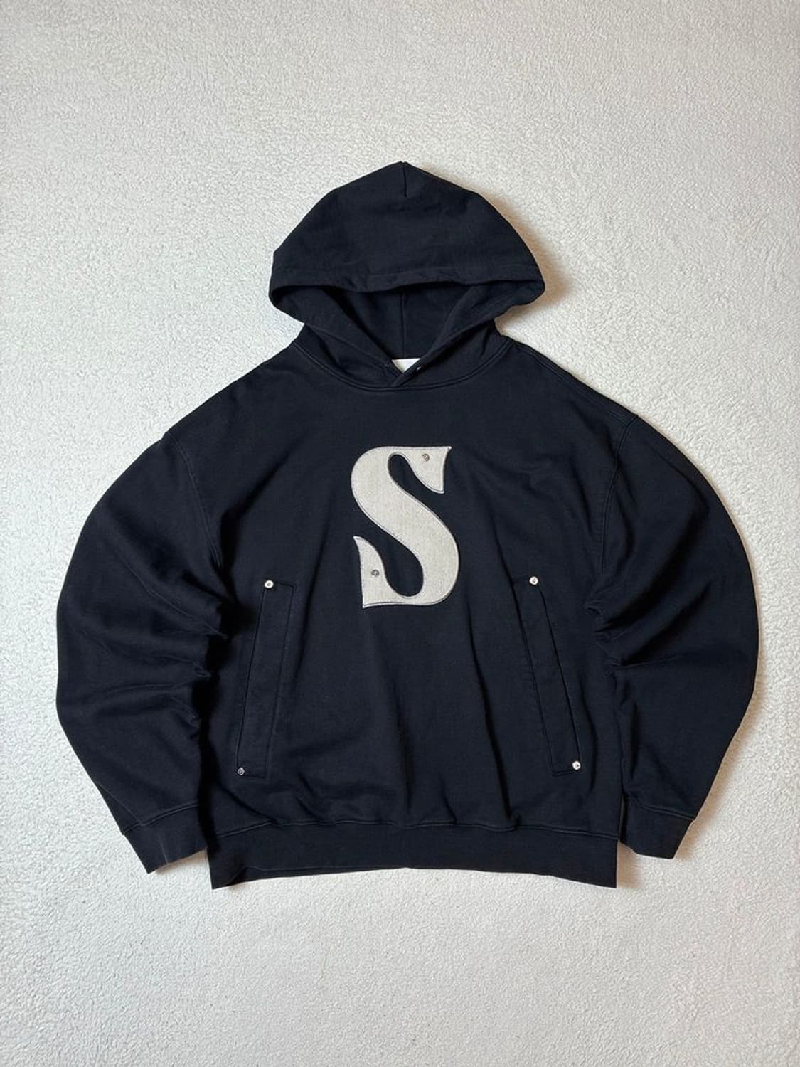 세터 SATUR 23ss 리벳 아플리케 포켓 후드티 PN7368 상품이미지1