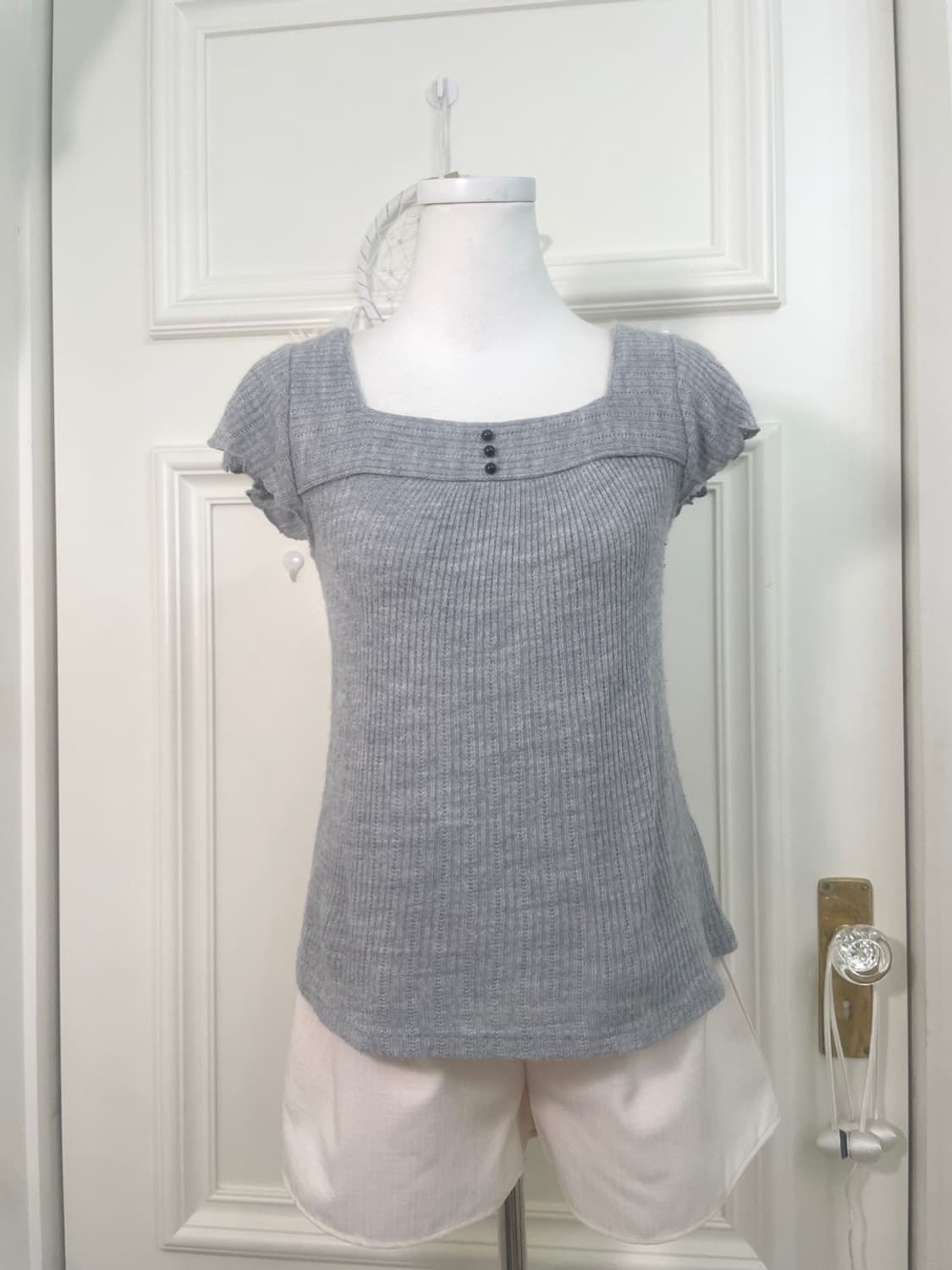 gray button point square-neck knit top 상품이미지4