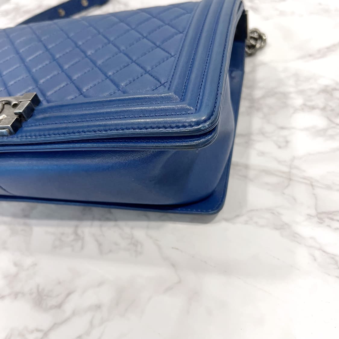 CHANEL 샤넬 보이백 뉴미듐/라자 상품이미지4