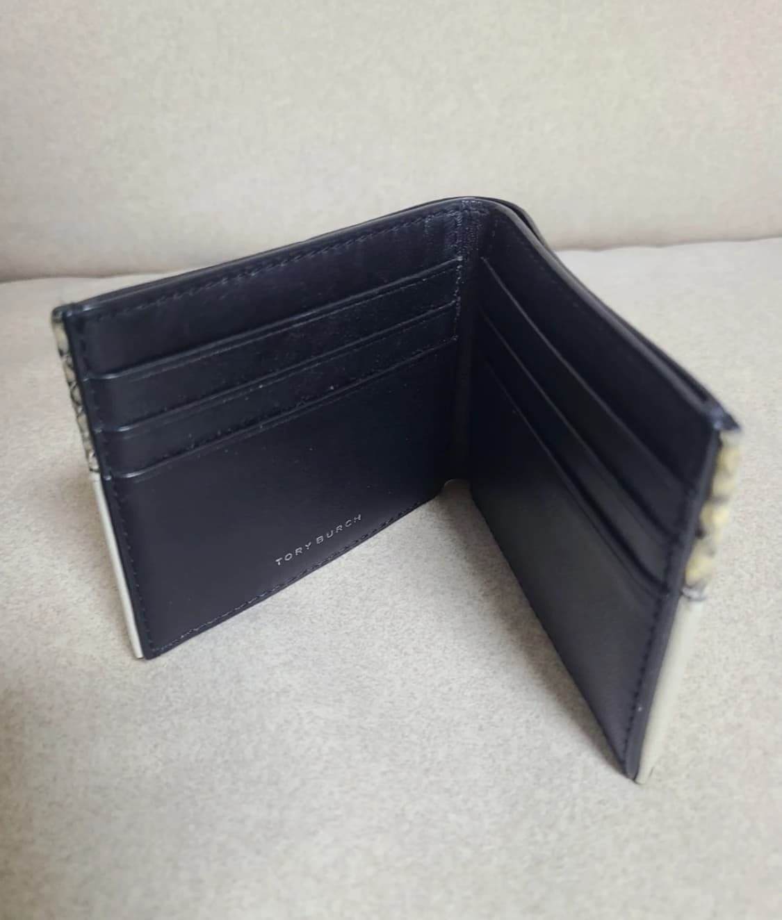 토리버치 뱀피 반지갑 상품이미지3