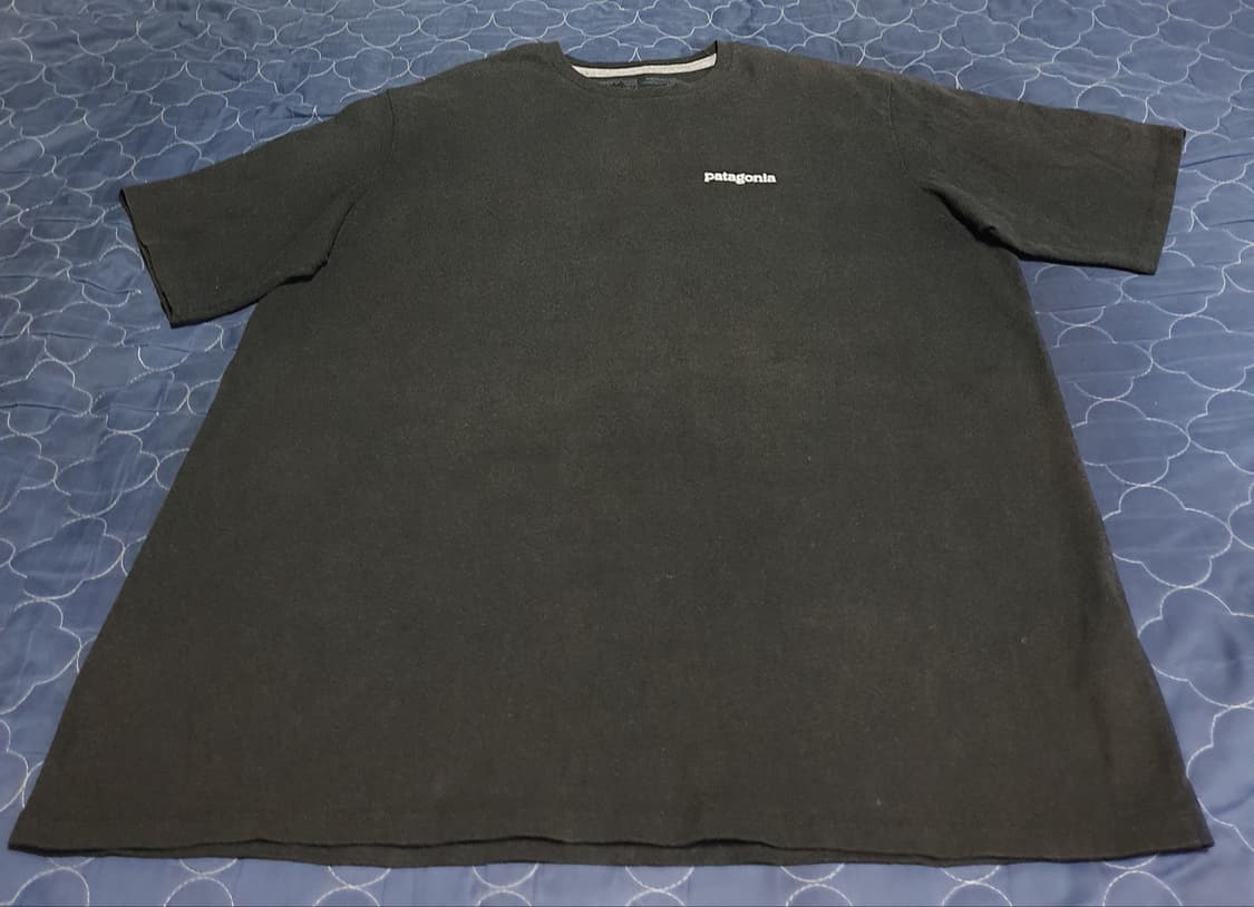 파타고니아 레귤러핏 백프린팅 반팔티 블랙 (L) 상품이미지1