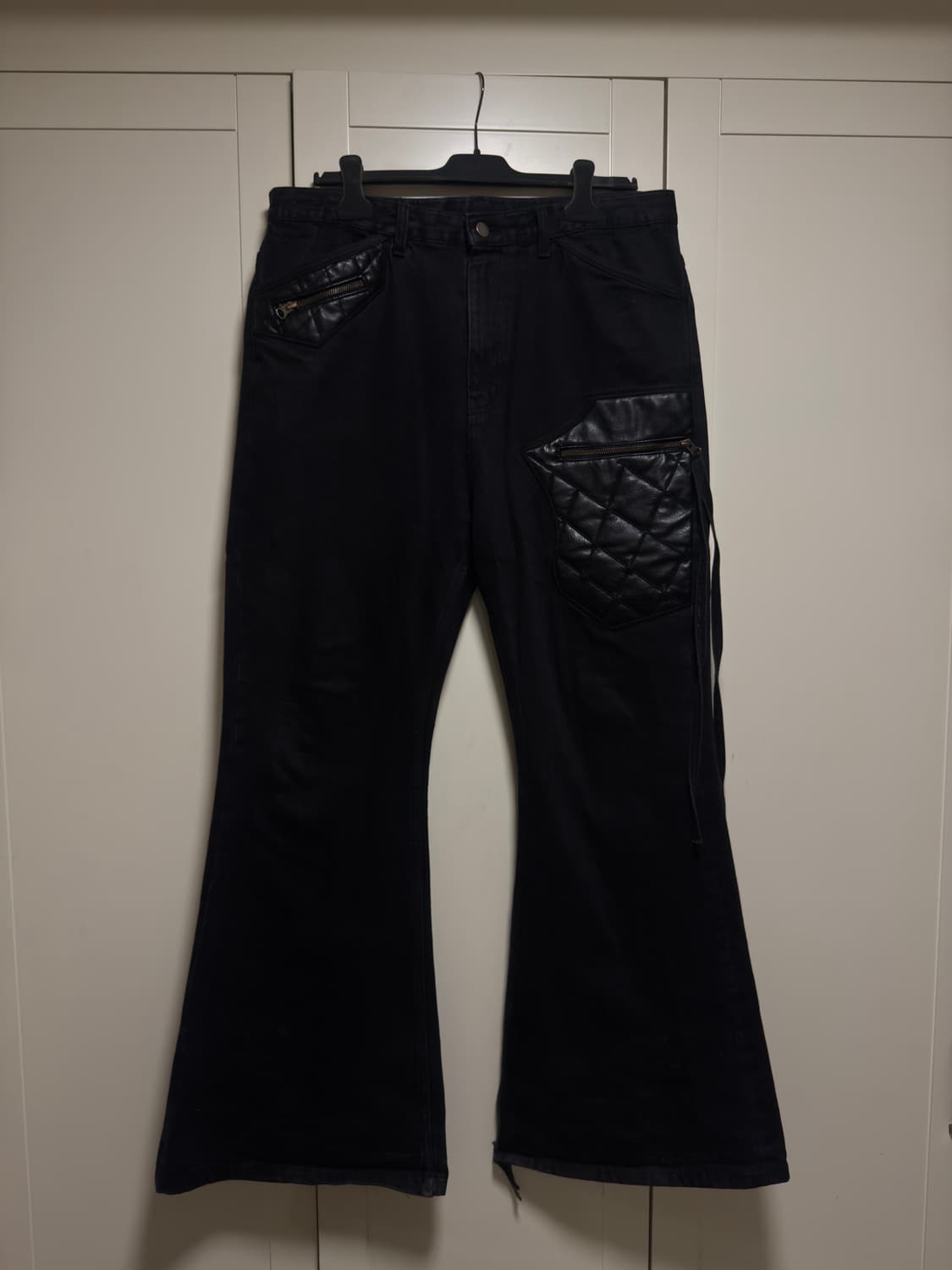 LEATHER PATCH FLARED JEANS V2 상품이미지2