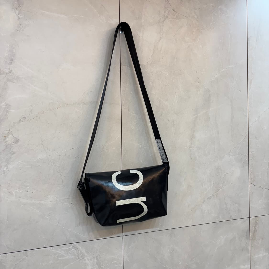 프라이탁 하파오 블랙 색상 크로스백 상품이미지6