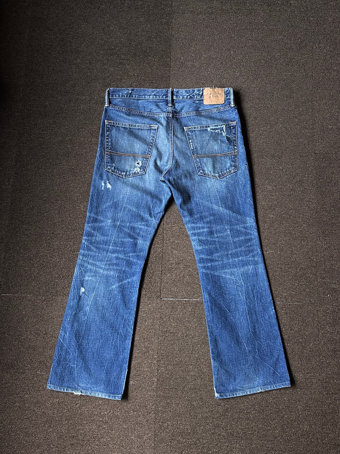 Abercrombie & Fitch 디스트레스 워시드 플레어 진 상품이미지8