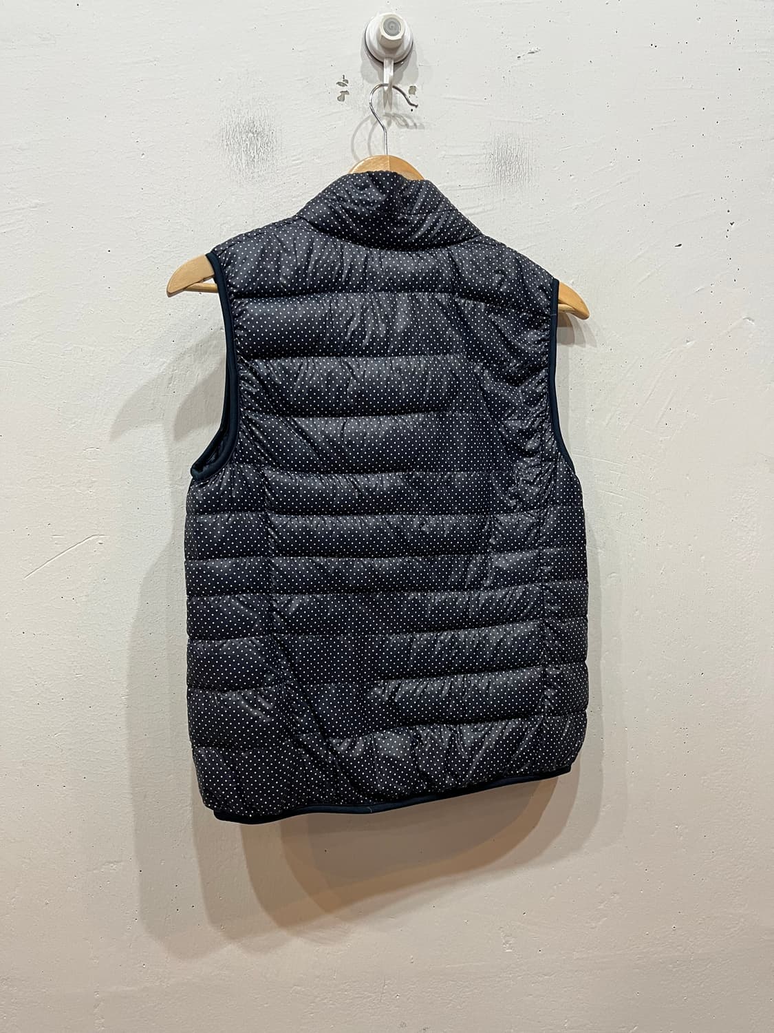 유니클로 도트 땡땡이 다운 패딩 조끼 네이비 우먼즈 상품이미지3