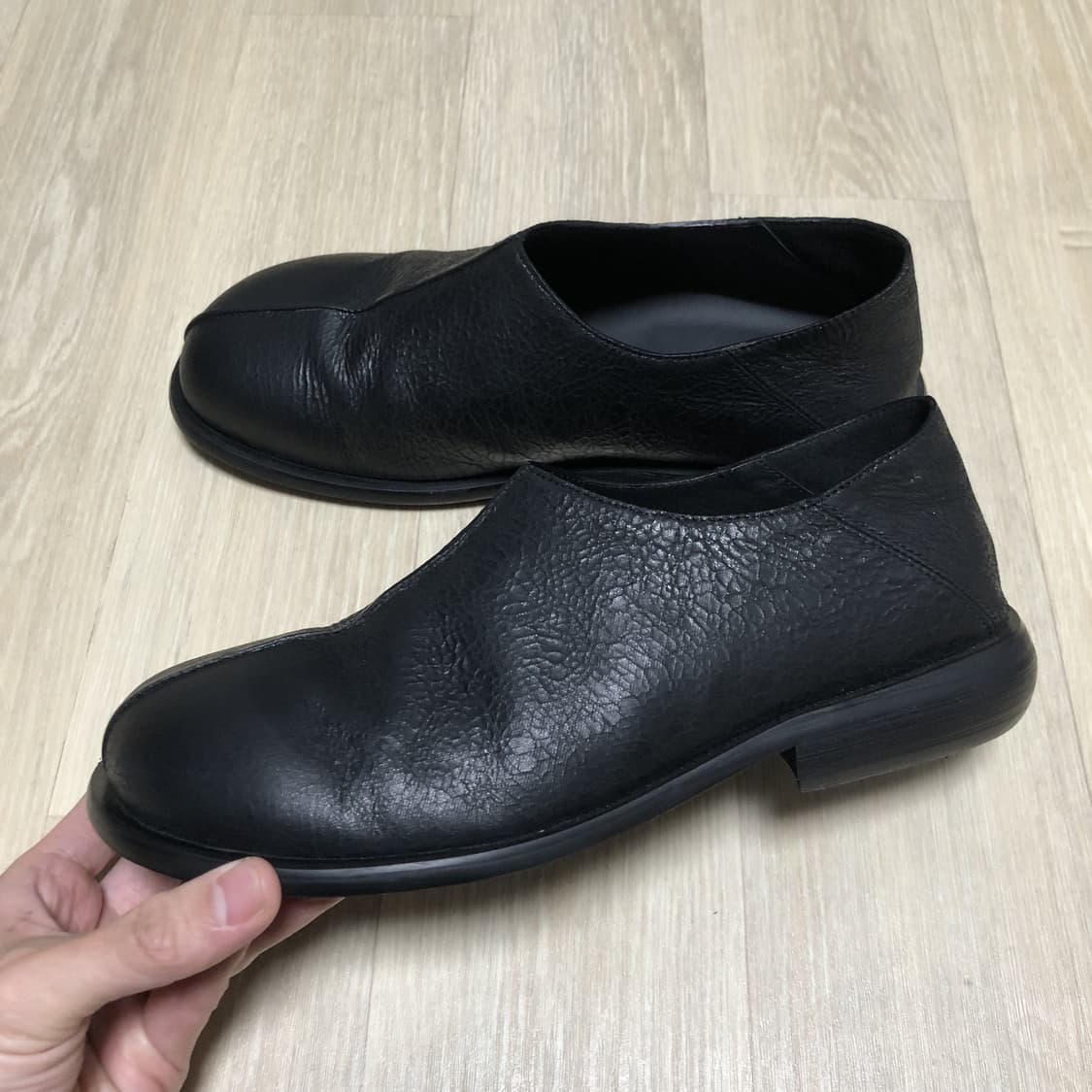 (250) 인사일런스 INSILENCE 크랙 레더 클로그 블랙  상품이미지1