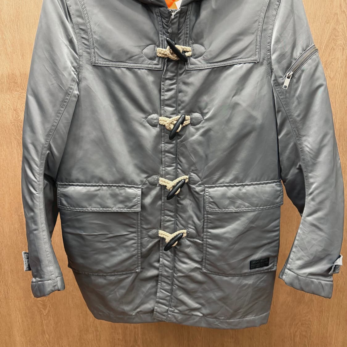 도나카란 뉴욕 진스 나일론 패딩 코트 토글 로프 스트랩 디테일 그레이 상품이미지5