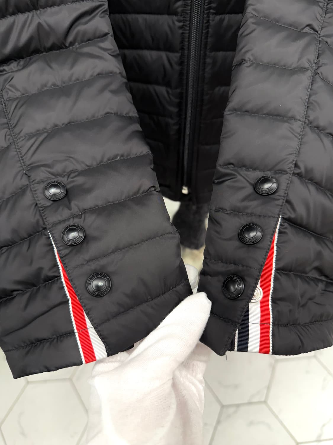 [4] 톰브라운 사선완장 후드 경량패딩 상품이미지4