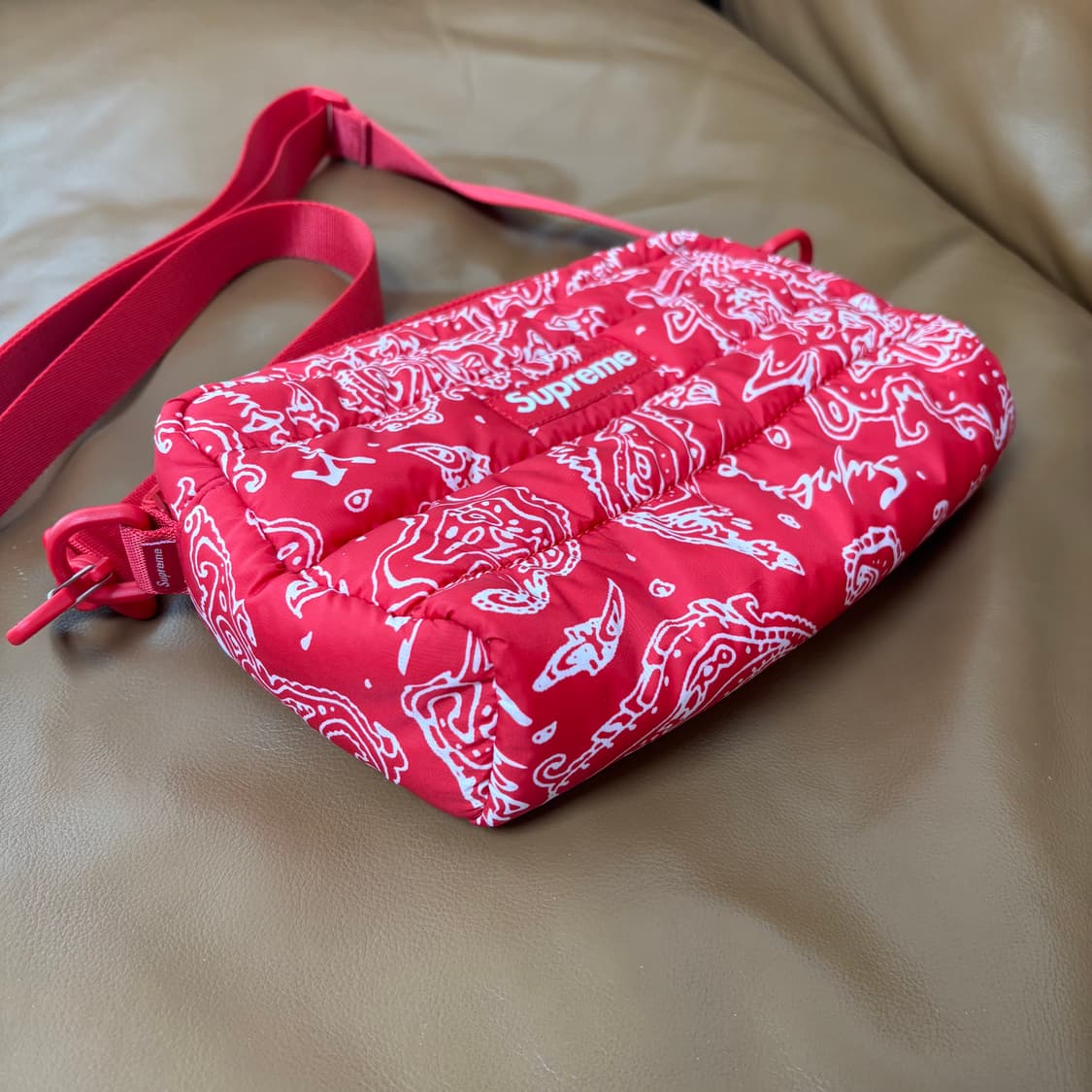 슈프림 퍼퍼 사이드백 레드 페이즐리 반다나 22FW 상품이미지5