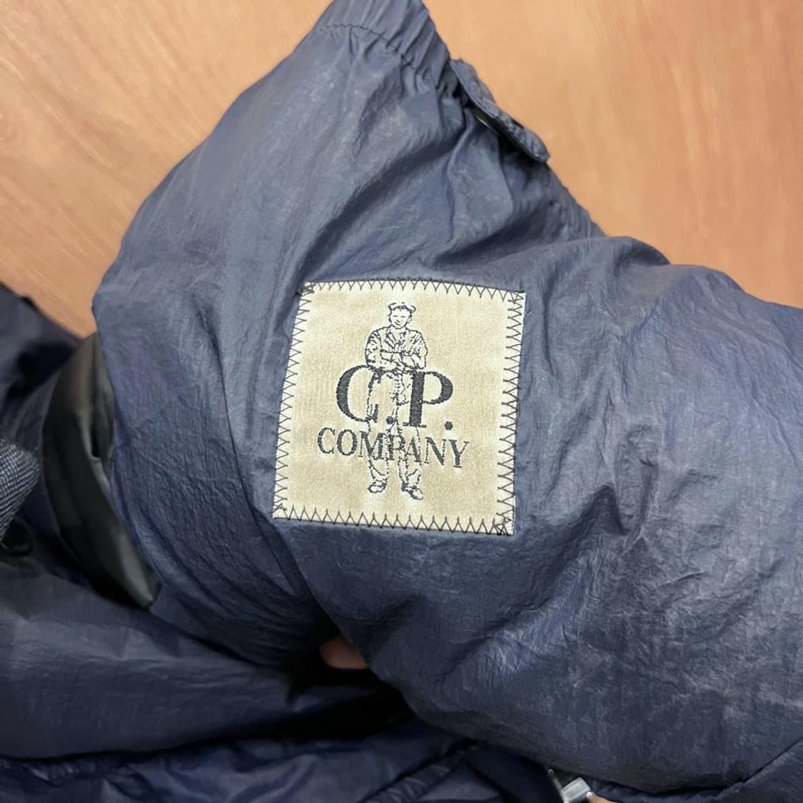 C.P. 컴퍼니 고글 파카 패딩 하이넥 슬리브 포켓 디테일 네이비 상품이미지9