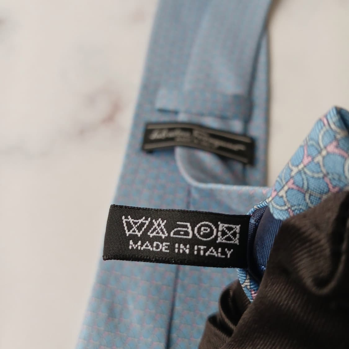 살바토레 페라가모 실크 블루 패턴 넥타이 8cm B등급 E725
 상품이미지7