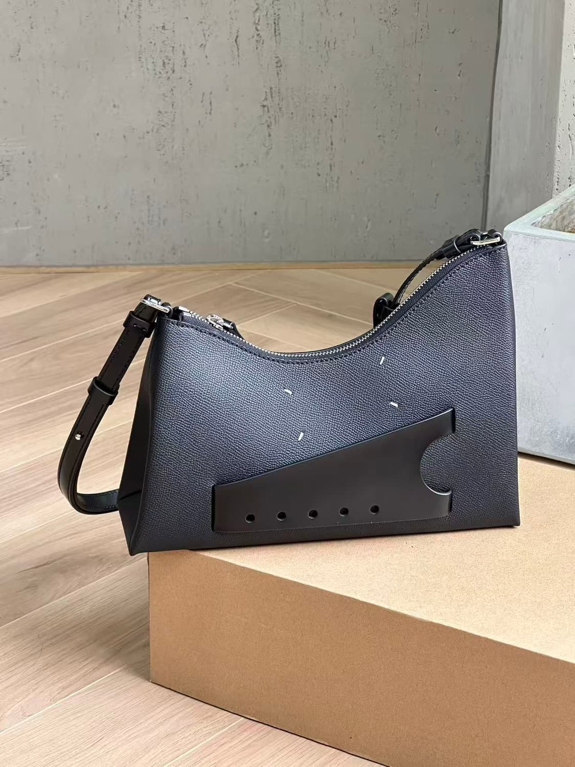 MM6 메종 마르지엘라 새틴 핸드백 블랙 상품이미지9