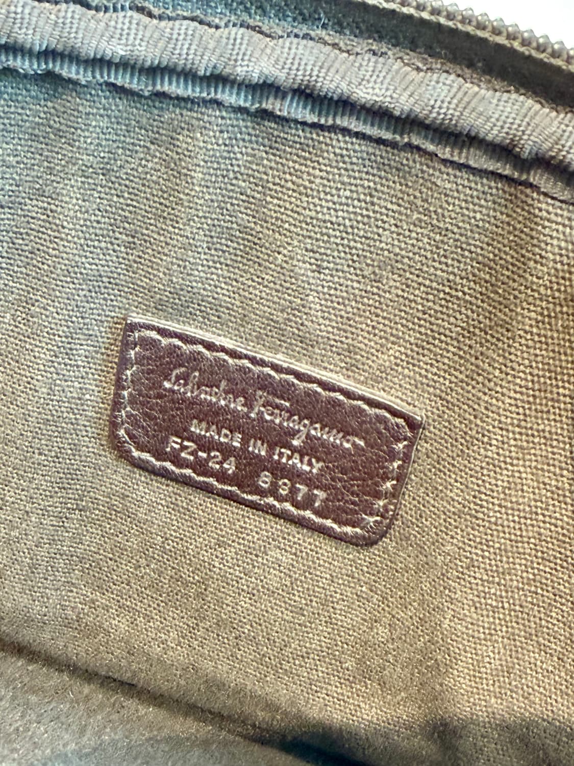 페라가모 남성 크로스백 다크 브라운 상품이미지3