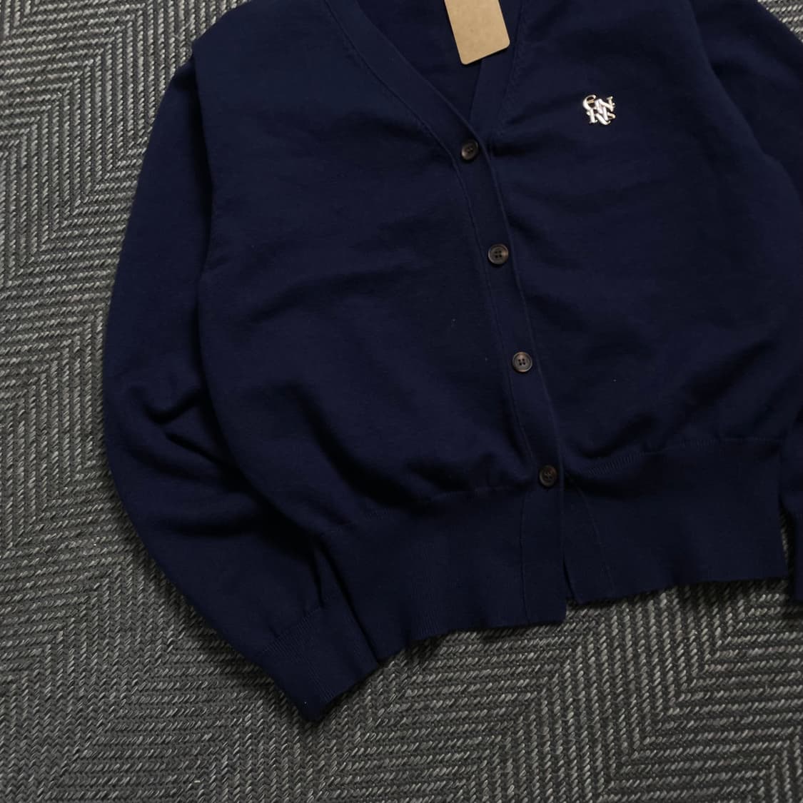 제너럴아이디어 에센셜 로고 뱃지 가디건 네이비o 4531 상품이미지3