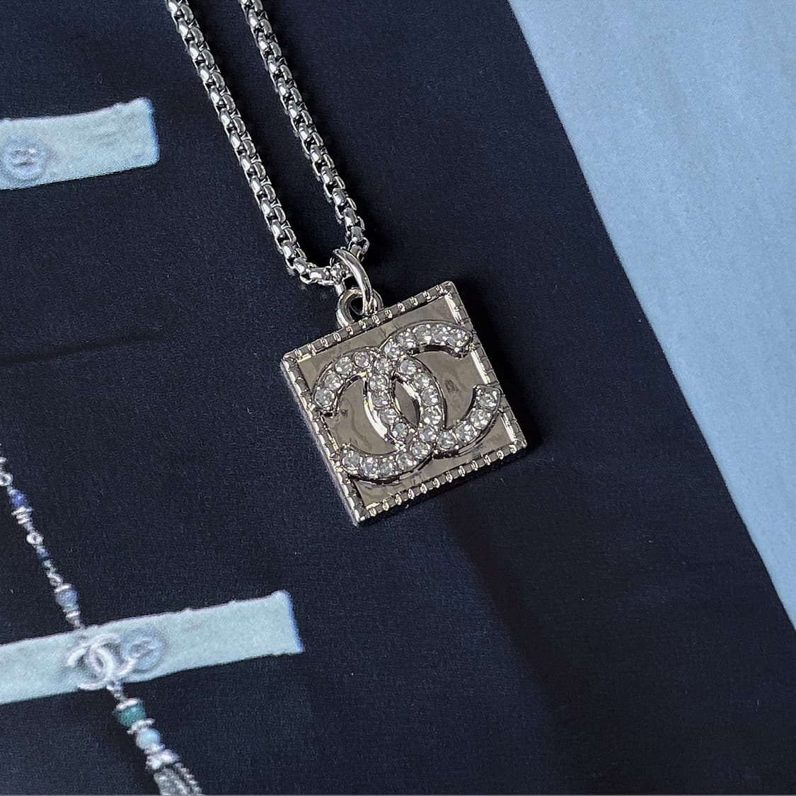 샤넬 미러스퀘어 크리스탈 실버 목걸이 상품이미지3