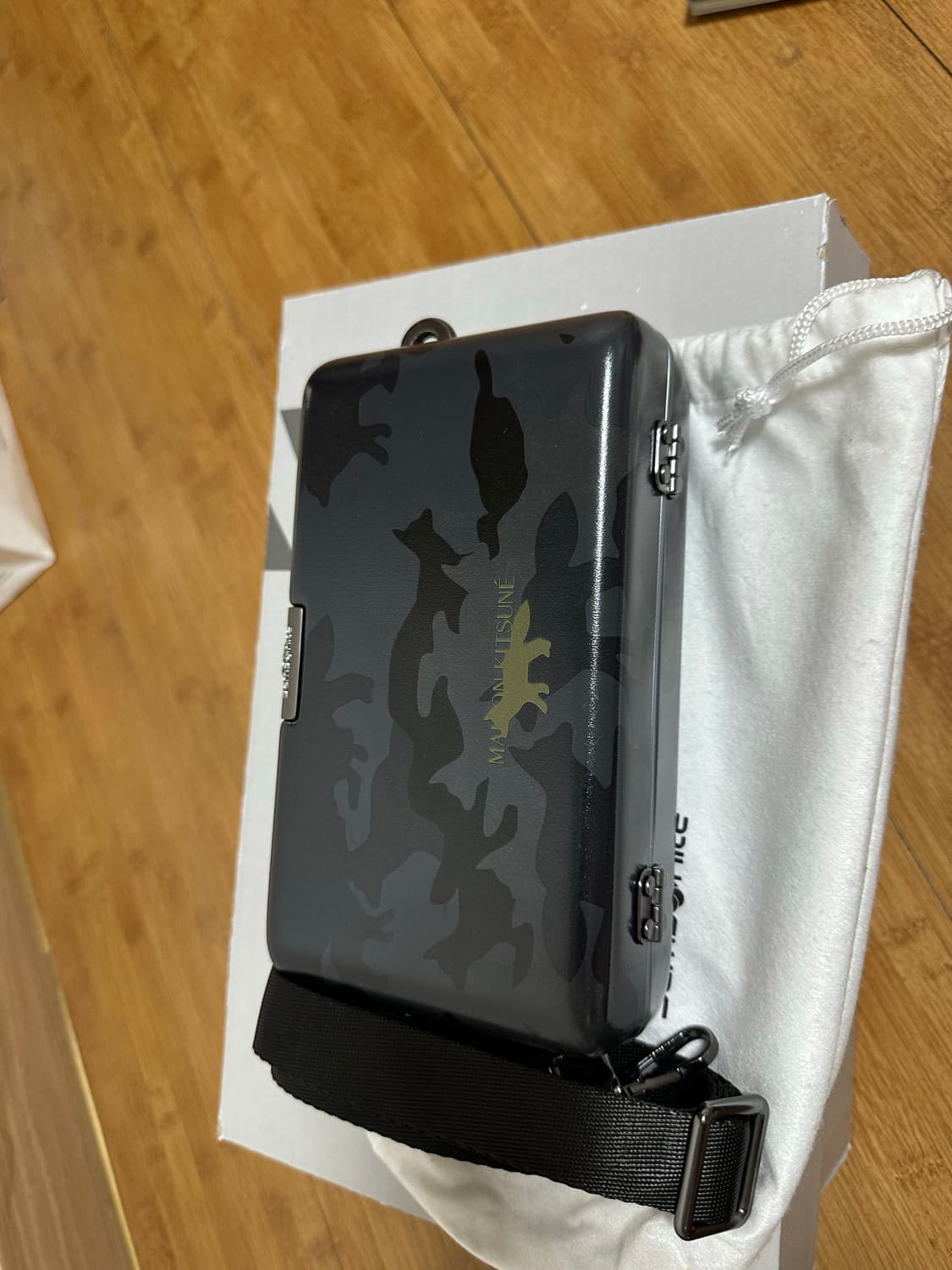 메종키츠네 x 쌤소나이트 카모플라쥬 하드 케이스 크로스바디백 상품이미지1